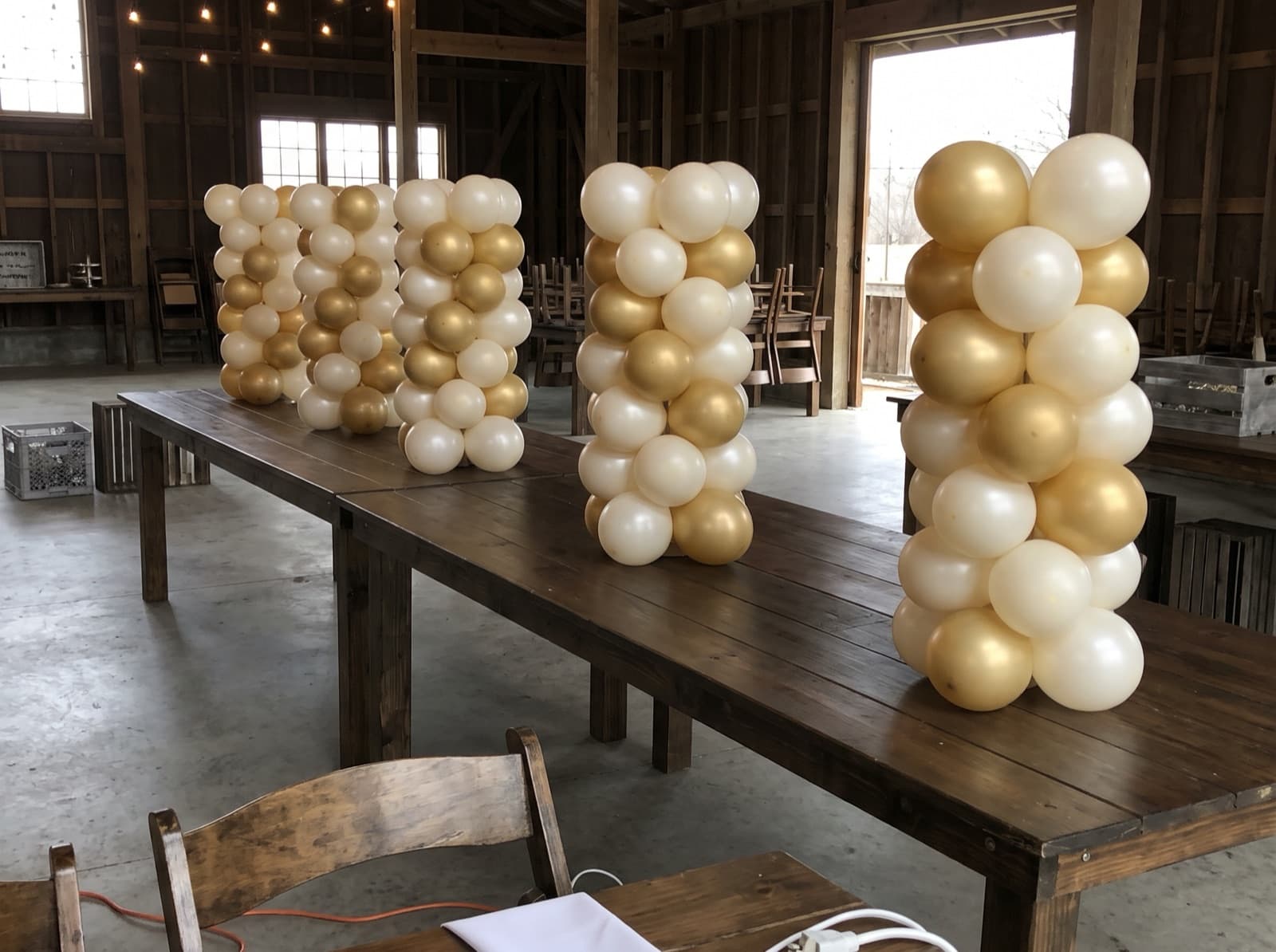 Mini tabletop balloon columns on farm tables